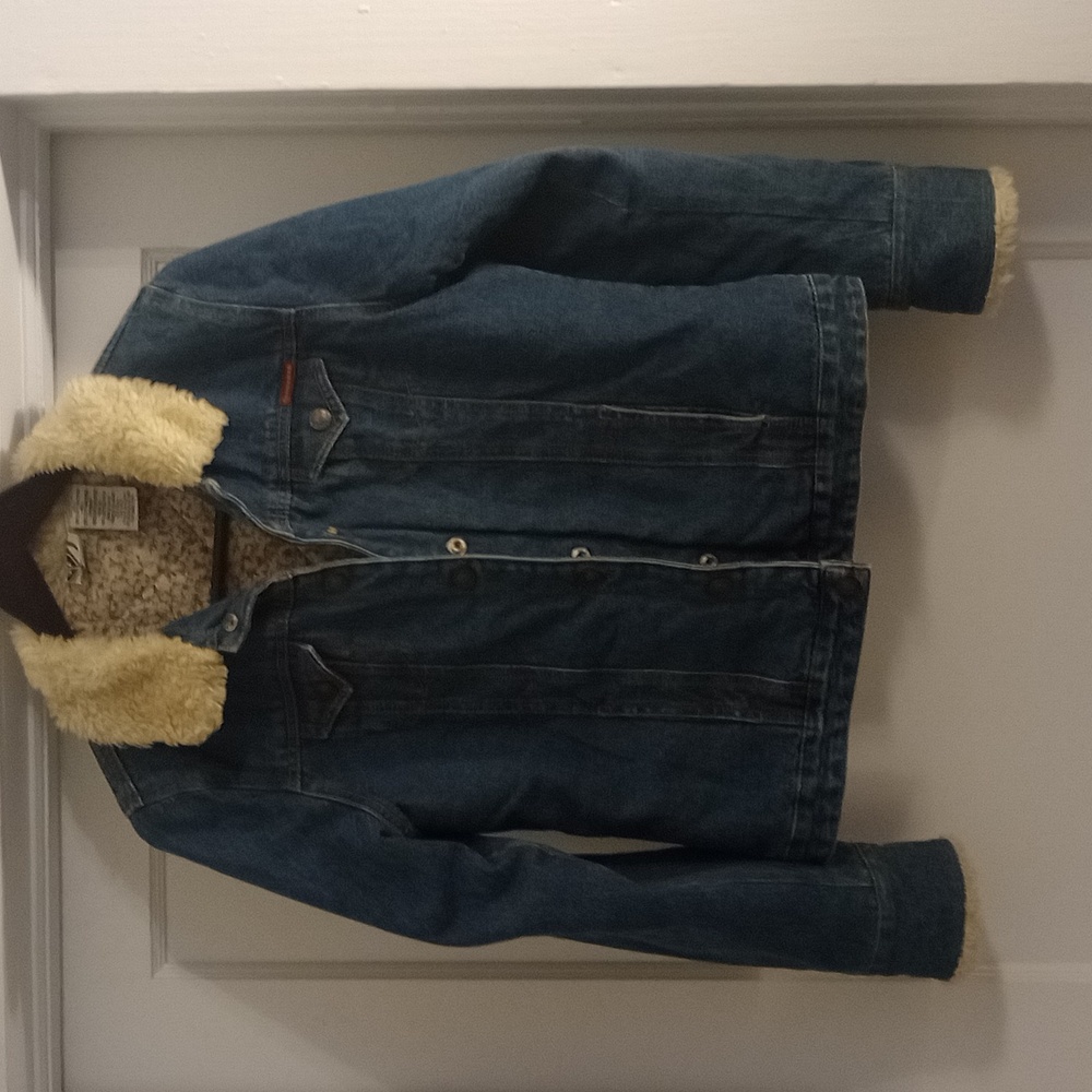 Roxy jean jacket, quilted lining,fur collar. So cute, large